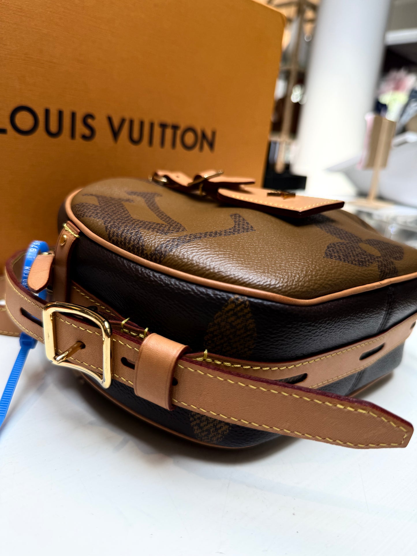 Louis Vuitton Boîte Chapeau Reverse Monogram